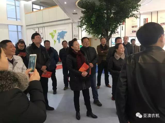  市農(nóng)機(jī)局劉勤局長(zhǎng)觀(guān)看亞澳發(fā)展史